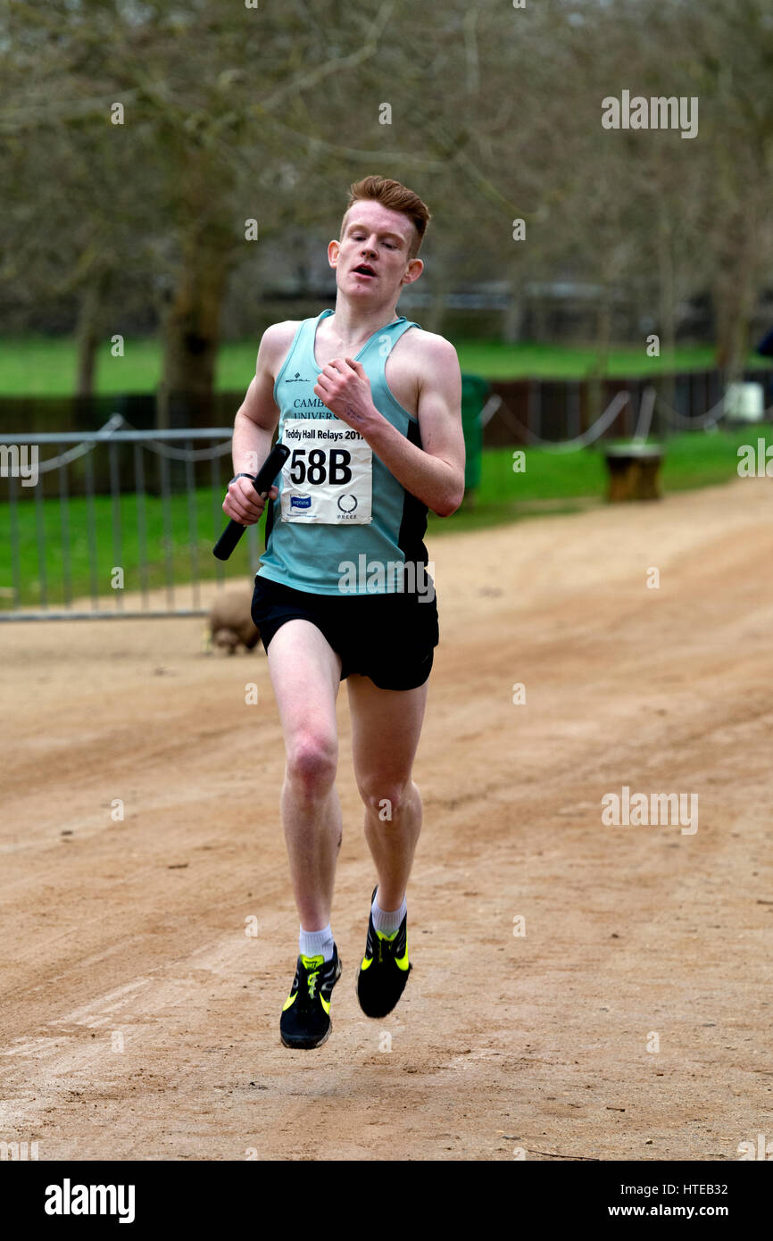 Una Università di Cambridge runner passando la Chiesa di Cristo prato in Teddy Hall relè, Oxford, Regno Unito Foto Stock