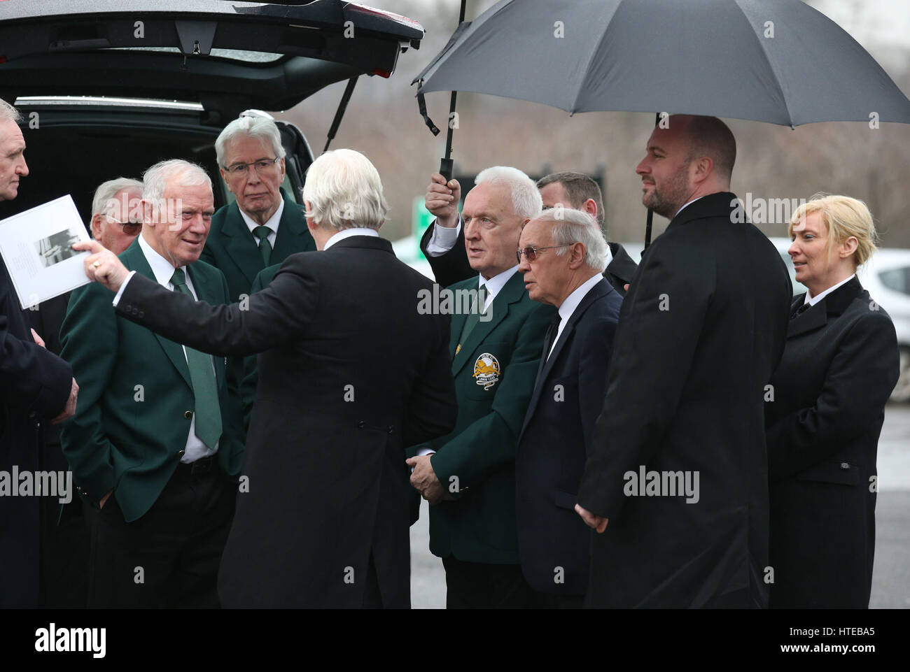 I Lions di Lisbona (da sinistra a destra) Bobby Lennox, Jim Craig e John Clark con Willie Henderson arrivando per il funerale di Tommy Gemmell a Daldowie crematorio a Uddingston, South Lanarkshire. Foto Stock