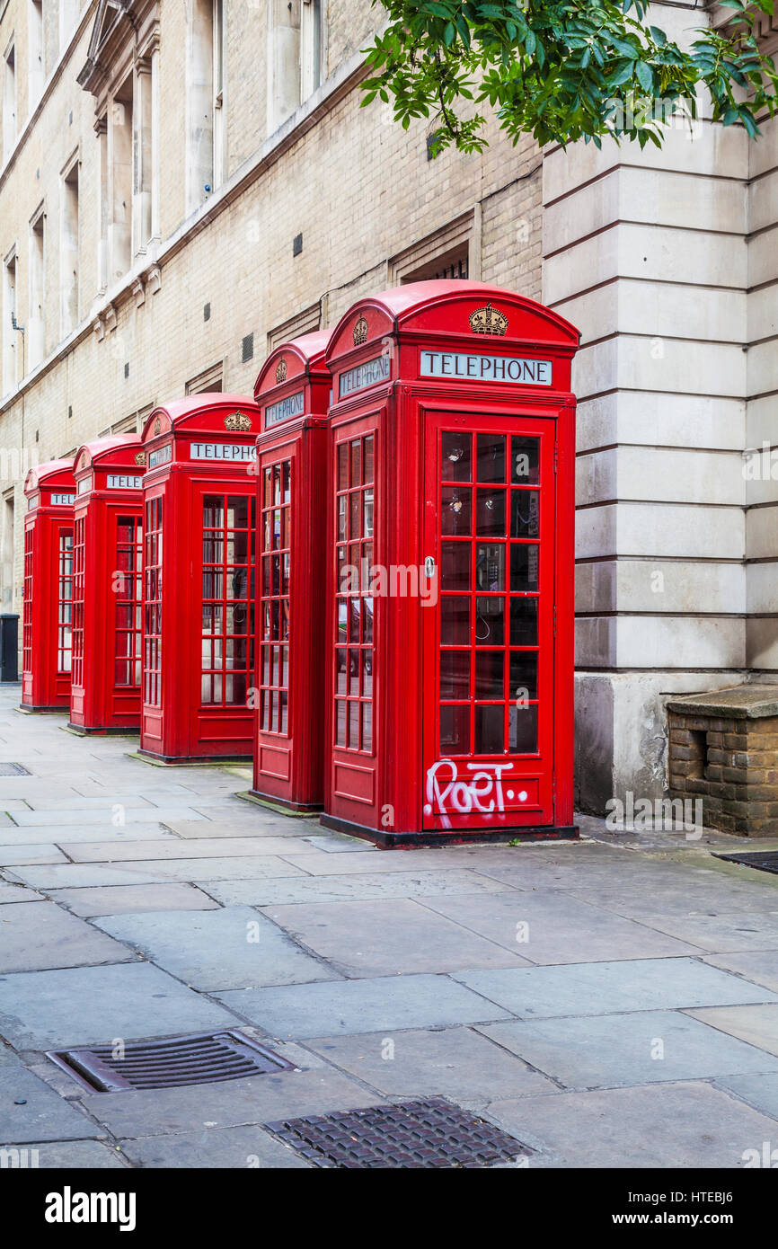 Una fila di cabine telefoniche rosse a Londra. Foto Stock