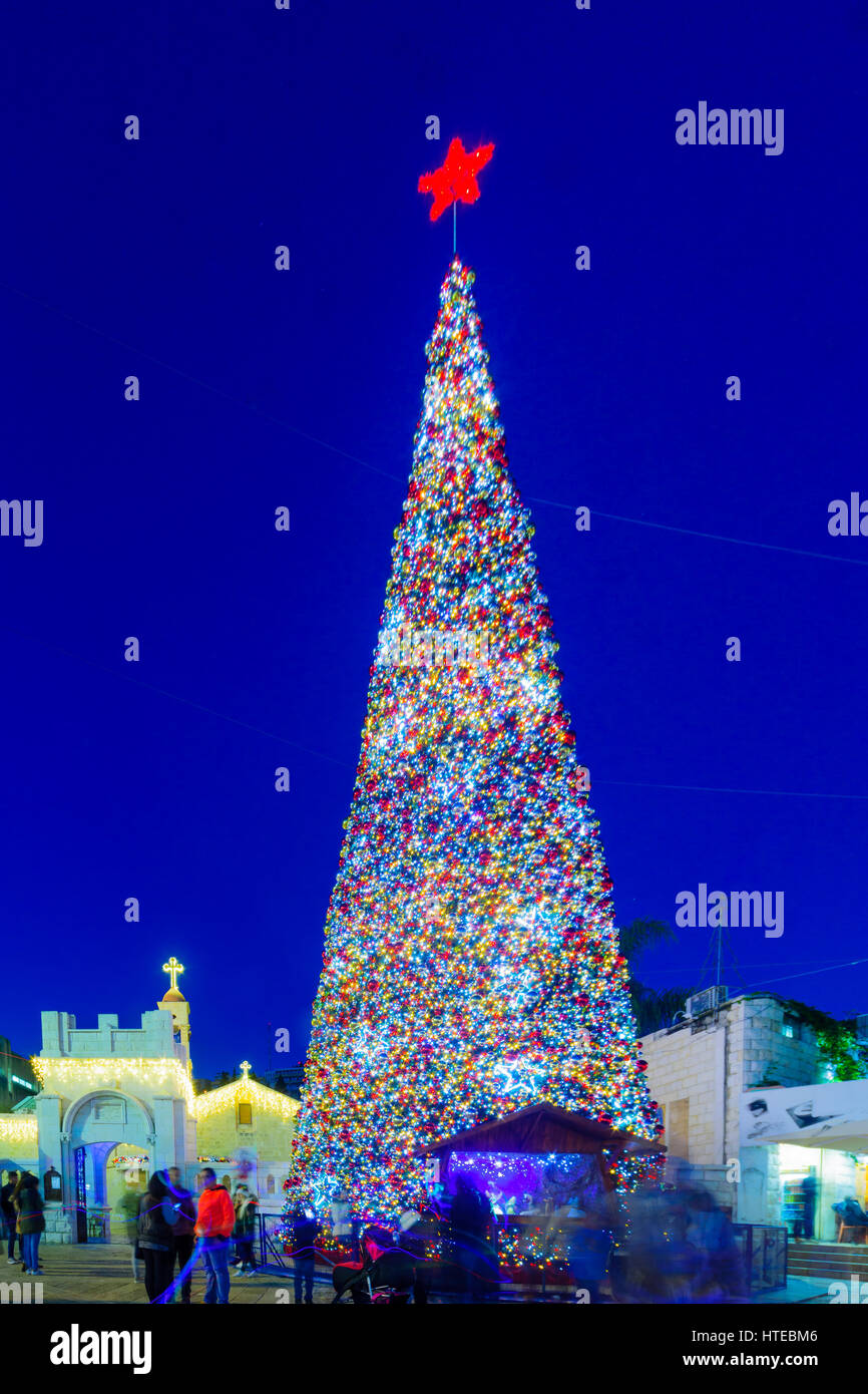 NAZARETH, Israele - 20 dicembre 2016: Natale scena di Maria e la piazzetta con la Chiesa ortodossa greca dell'Annunciazione, un albero di Natale, locale Foto Stock