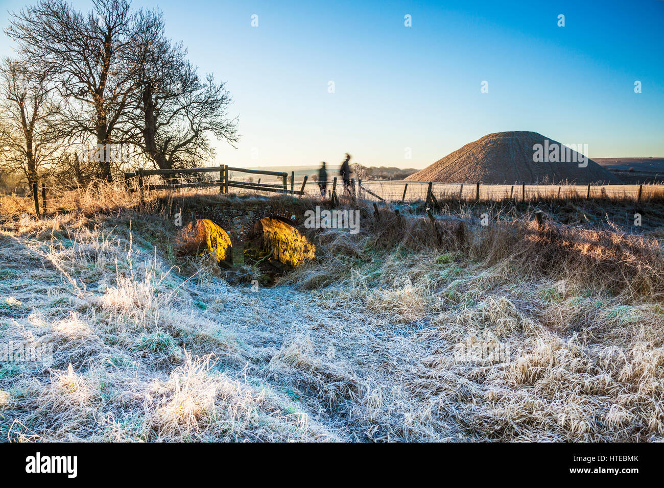 Un gelido mattina a Silbury Hill nel Wiltshire. Foto Stock