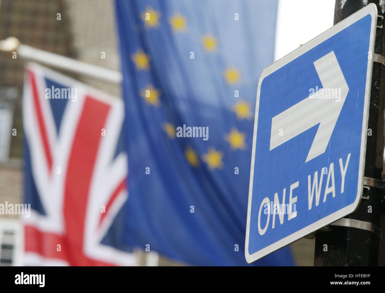 Il traffico stradale è segno di fronte alla Union Jack e la bandiera dell'Unione europea appendere fuori casa Europa in Smith Square, Londra. I cittadini britannici dovrebbero essere in grado di scegliere di conservare i diversi vantaggi dell'adesione all'Unione europea compresa la libertà di circolazione dopo Brexit, il Parlamento europeo capo negoziatore ha detto. Foto Stock