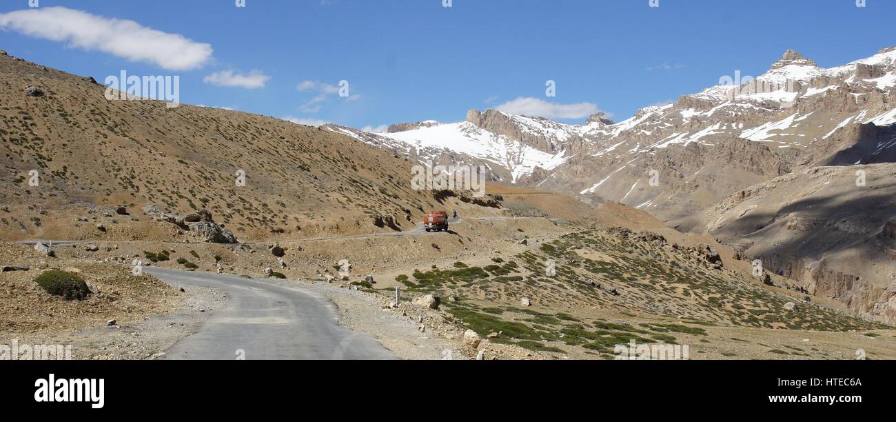 Una vista panoramica della strada tra Sarchu e Pang nelle montagne del Kashmir. Foto Stock