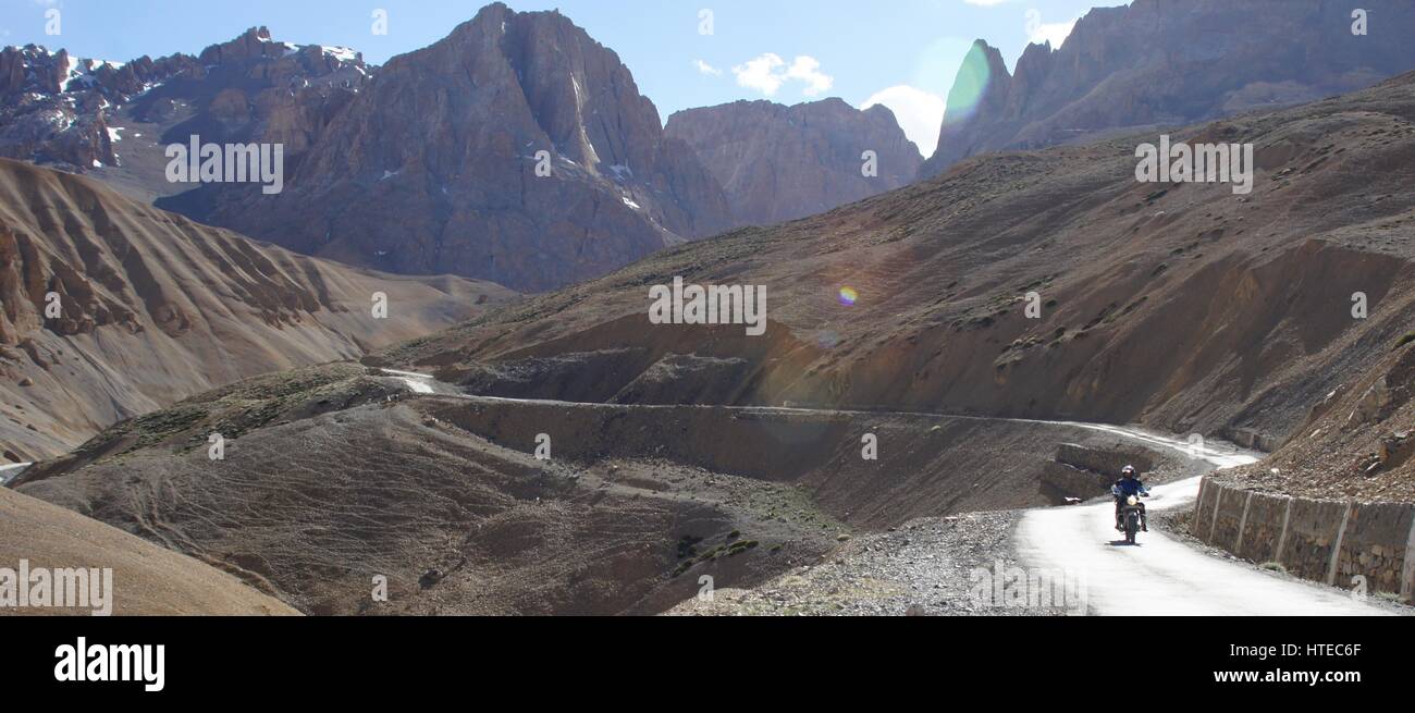 Un viaggio in moto nelle montagne del Kashmir tra Sarchu e Pang. Foto Stock