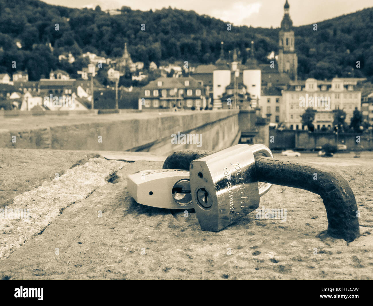 Lucchetto come un simbolo di amore su di un ponte a Heidelberg, Germania Foto Stock