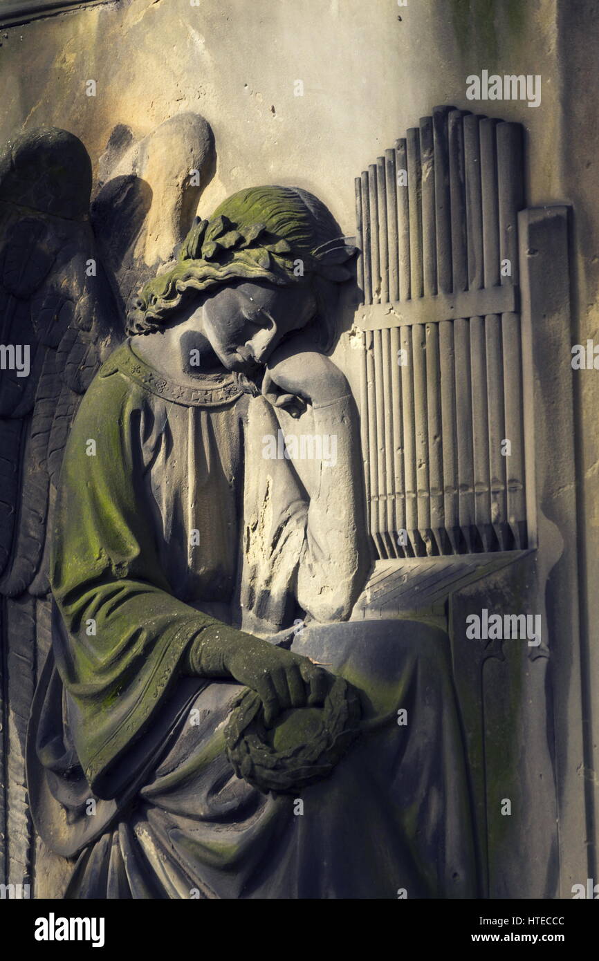 Il pianto angel organista statua nel cimitero Malostransky, Praga, Repubblica Ceca Foto Stock