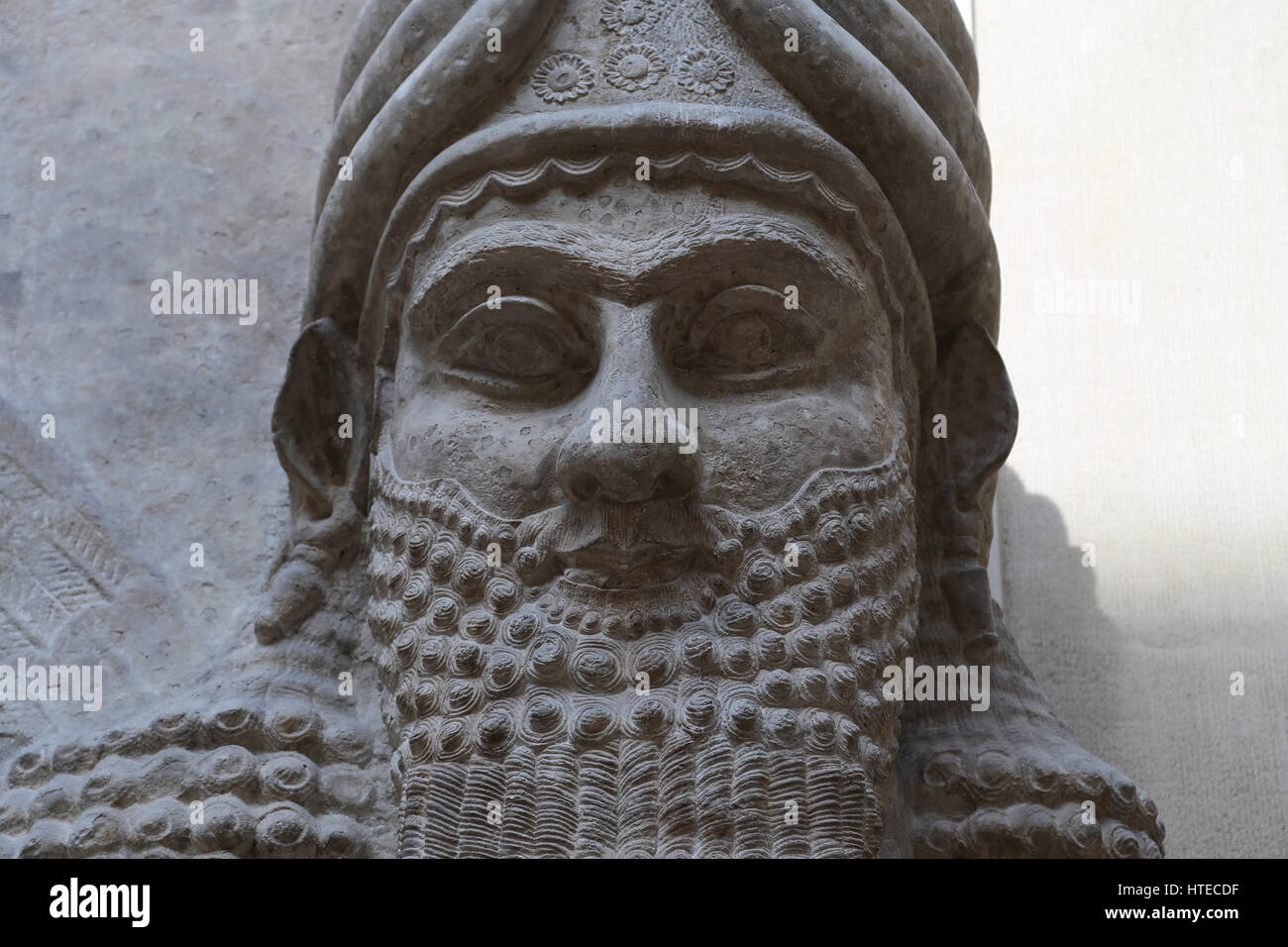 Lamassu dal palazzo di Sargon II Gli Assiri. 721-705 A.C. Khorsabad Palace. Dettaglio testa. Il museo del Louvre. Parigi. La Francia. Foto Stock