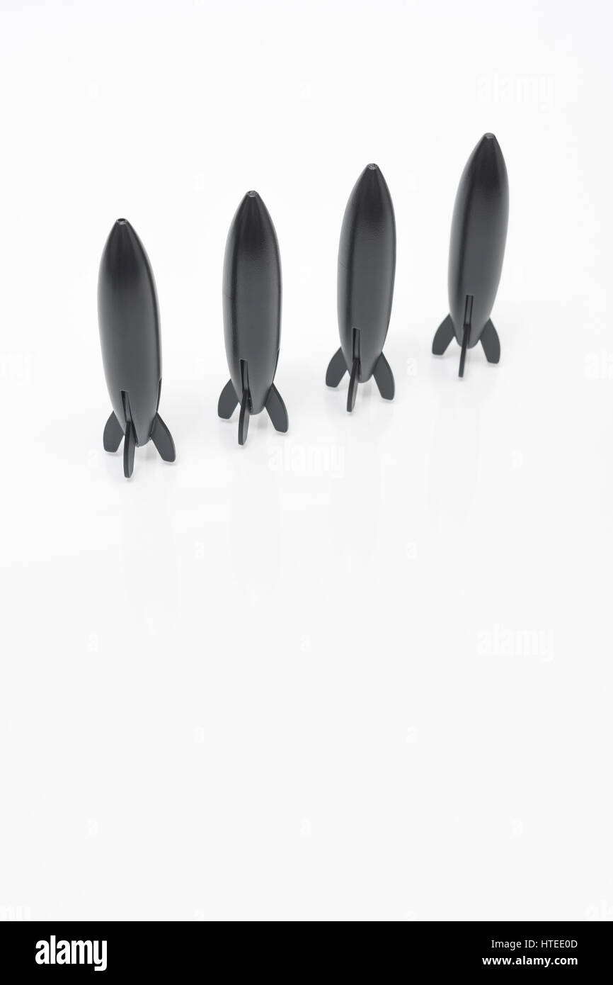 Razzi giocattolo. Per i missili Iran e Corea del Nord, i missili ipersonici Russia Kinjal, le Start-up commerciali, la corsa agli armamenti USA Russia, Putin Nuke Threat, Space X Foto Stock