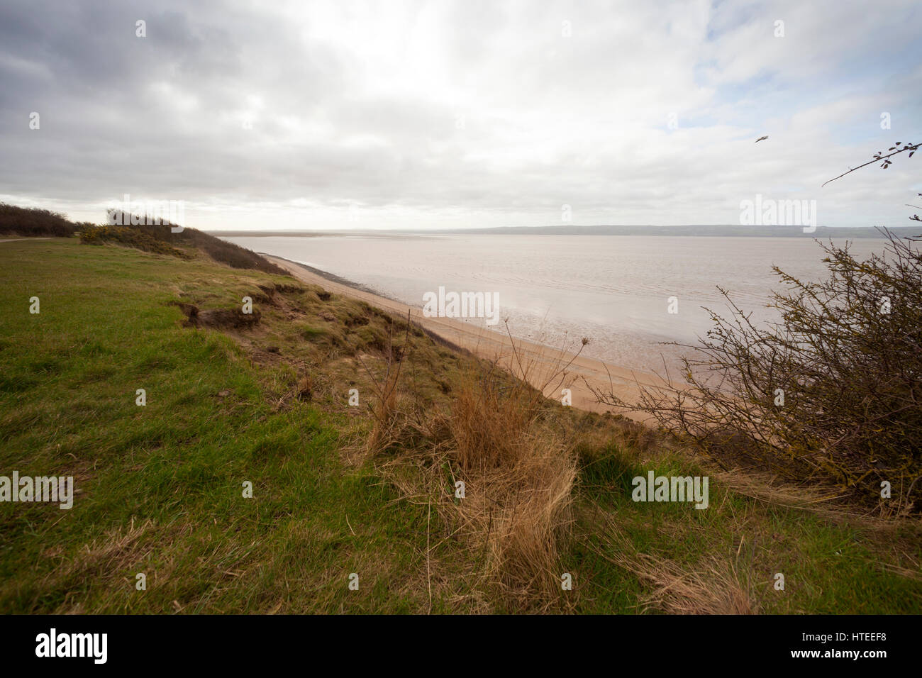 Guardando lungo la Dee estuario verso il Galles del Nord dalla scogliera a Thurstaston, Wirral Country Park, NW, REGNO UNITO Foto Stock