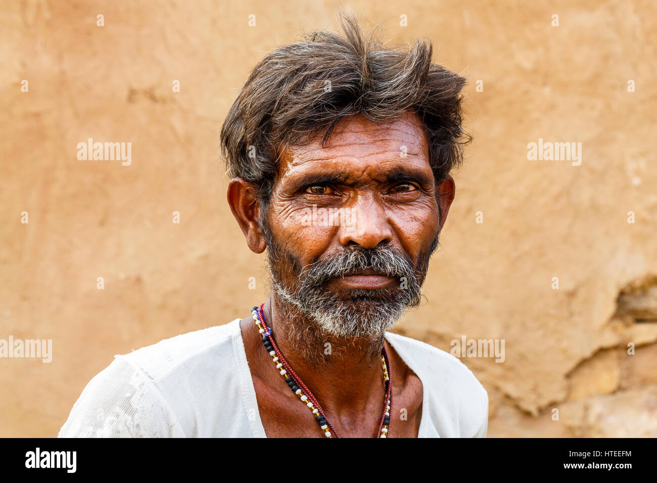 Un anziano signore pone nella periferia di Jaisalmer, India. Foto Stock