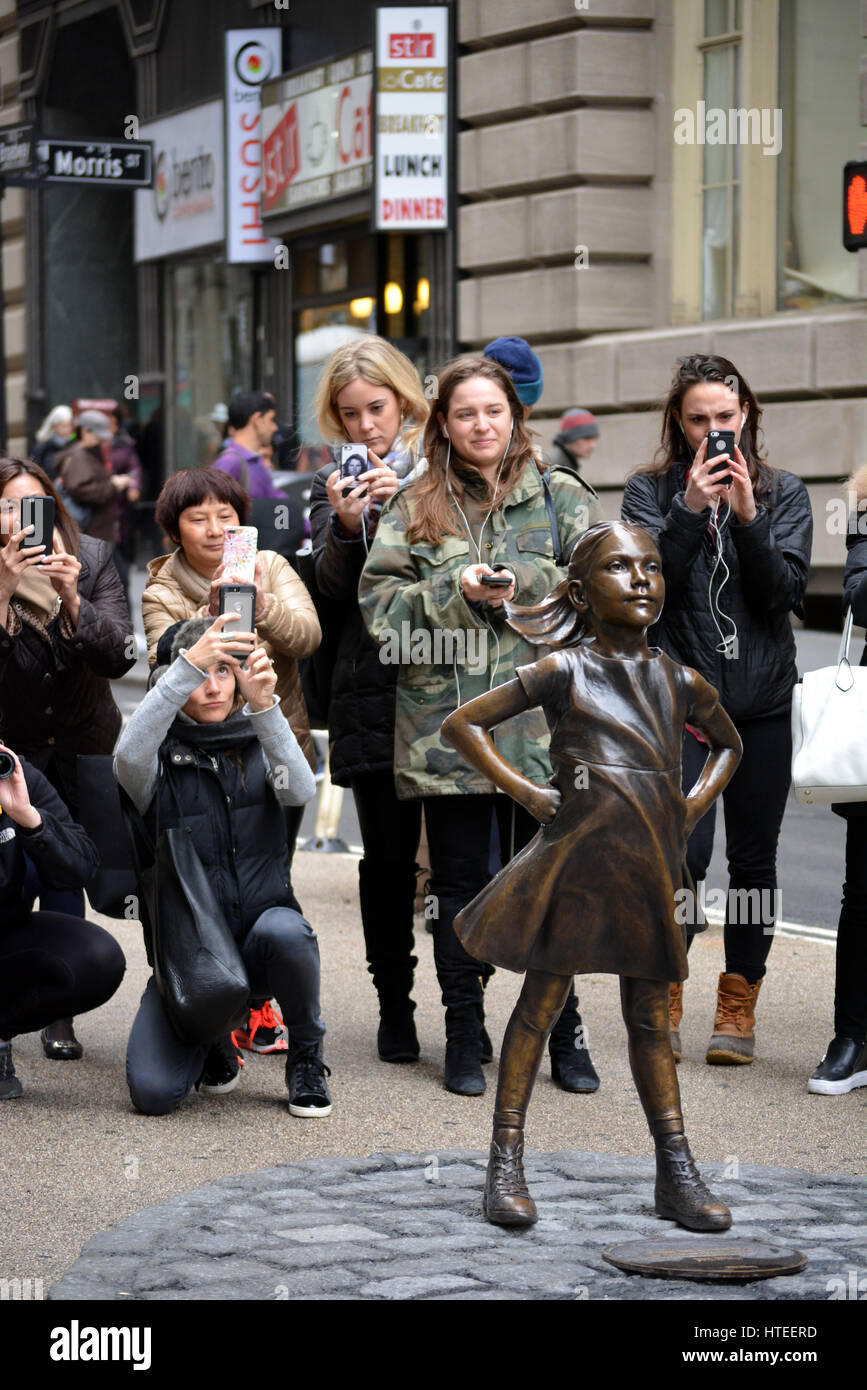 La gente che prende le immagini di 'l'Impavido ragazza la statua che si trova nella parte inferiore di Manhattan. Foto Stock