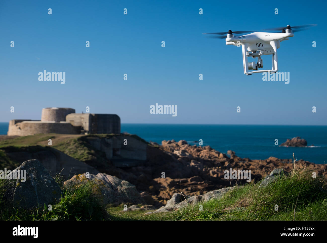 Un fantoccio DJI drone in volo in Guernsey Foto Stock