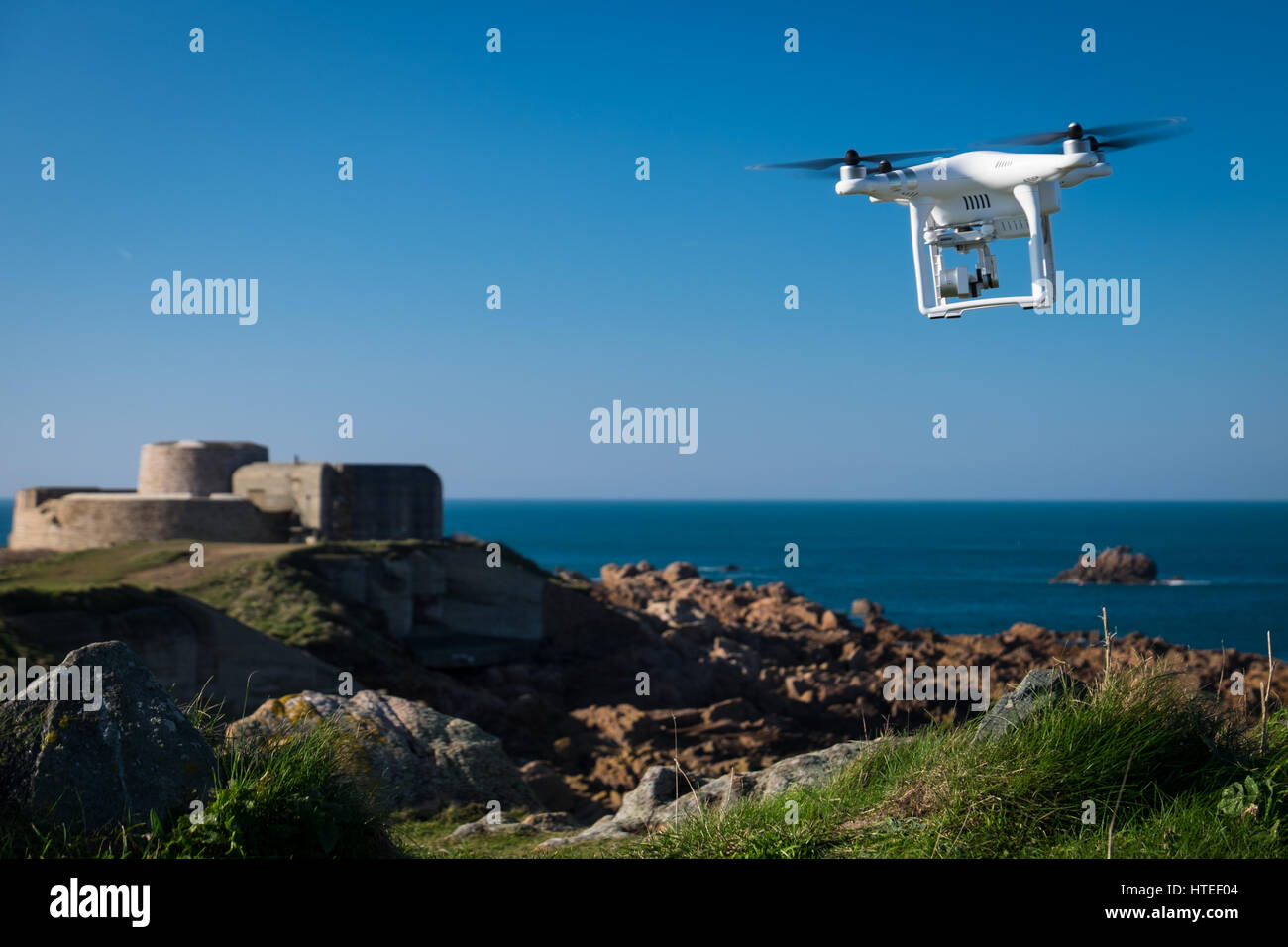 Un fantoccio DJI drone in volo in Guernsey Foto Stock