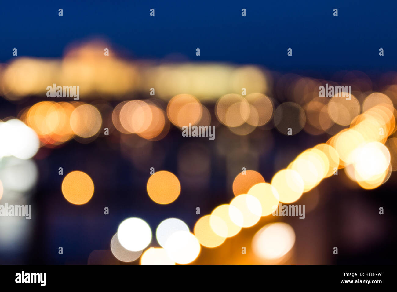Defocalizzata bokeh di Praga e il fiume Moldava di Vysehrad - Romantica vista dopo il tramonto nebbioso con colore emotivo filtro - Capitale Europea della bohemian Foto Stock