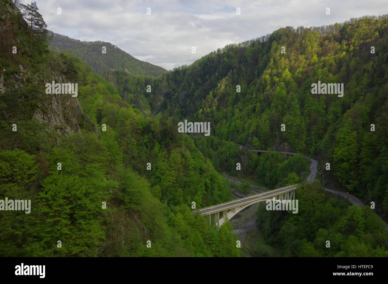 Parte di Transfagarasan Highway in Arges River Canyon, con la Fortezza di Poenari a sfondo, Romania Foto Stock