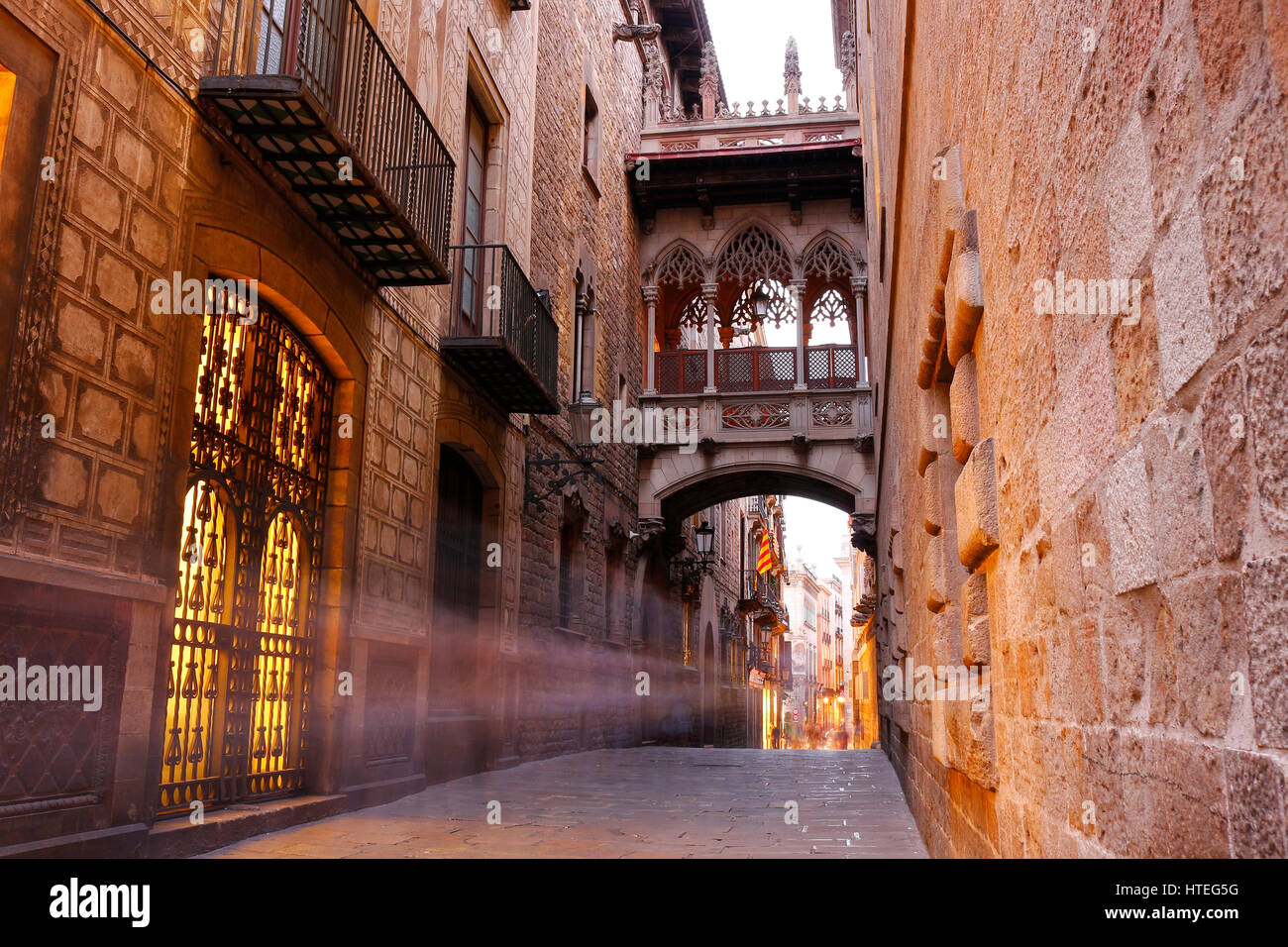Ponte dei Sospiri, il quartiere Gotico di Barcellona, Spagna Foto Stock