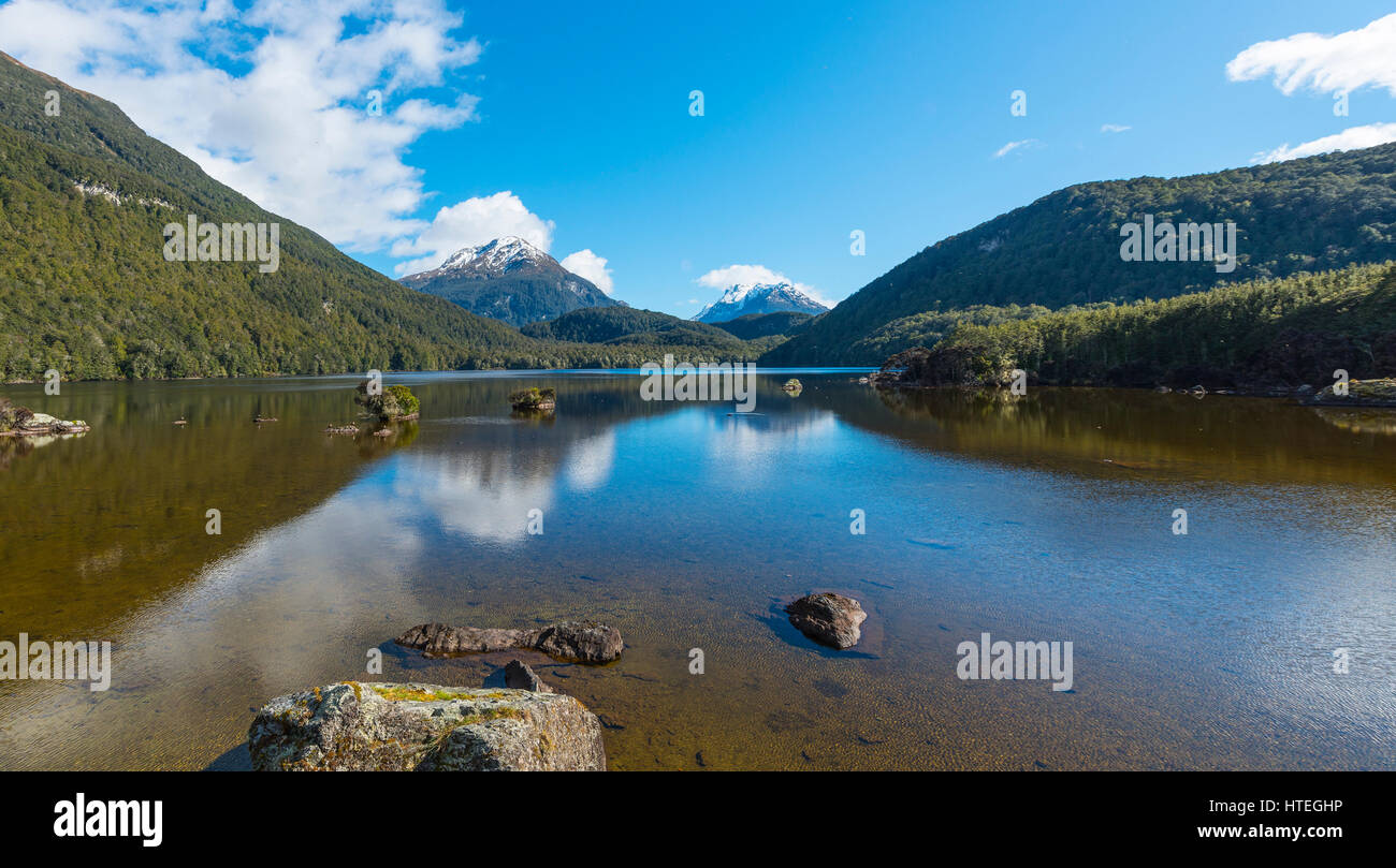 Sylvan Lago con monti coperti di boschi, montare gli aspiranti National Park, Otago Southland, Nuova Zelanda Foto Stock