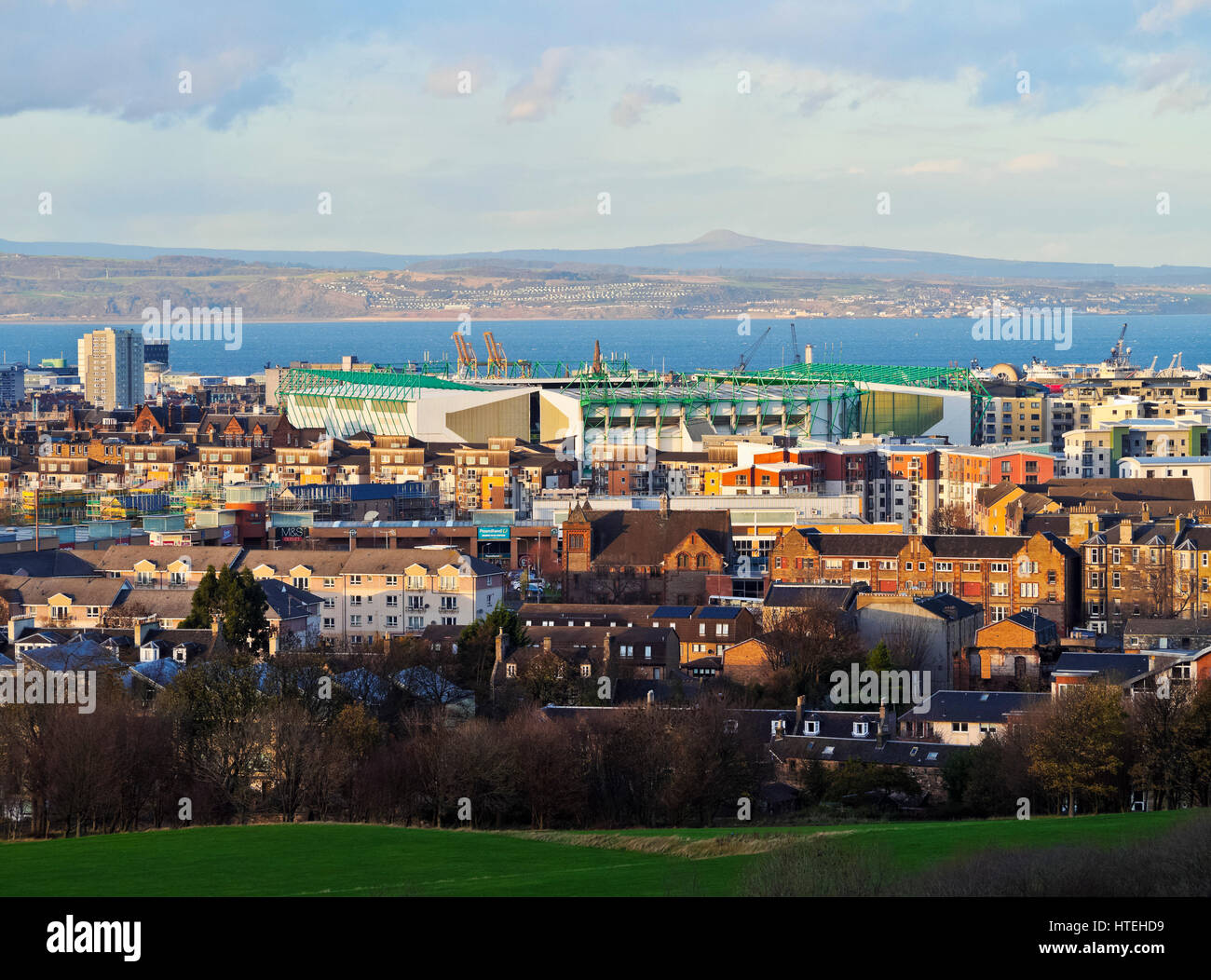 Vista in direzione di Leith dall'Holyrood Park, Edimburgo, Scozia, Regno Unito Foto Stock