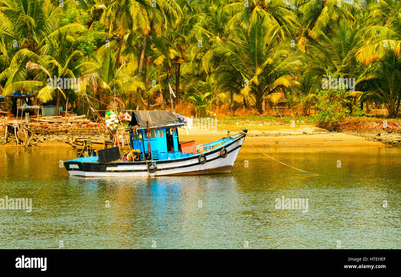 Peschereccio ancorato sul fiume Sal, Mobor, Goa Sud Foto Stock