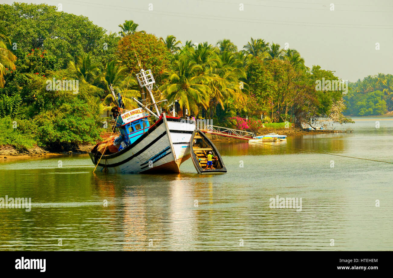 Trawler ancorato sul fiume Sal, Mobor, Goa Sud Foto Stock