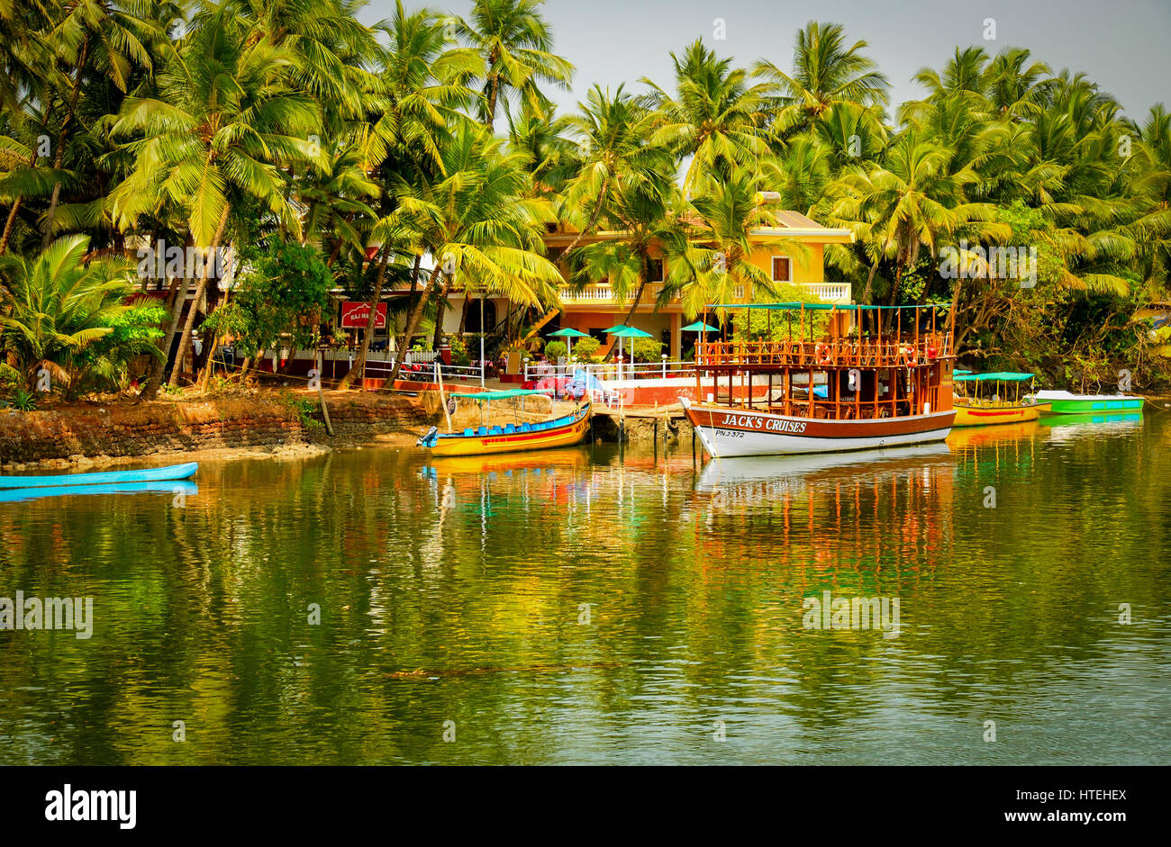 Barca ancorata in corrispondenza di un luogo di villeggiatura sul fiume Sal in Mobor, a sud di Goa, India Foto Stock