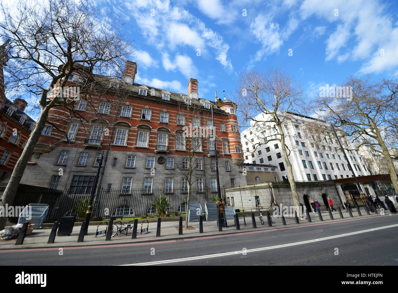 New Scotland Yard Metropolitan Police Headquarters e Norman Shaw Building North, Victoria Embankment, Londra, Regno Unito Foto Stock