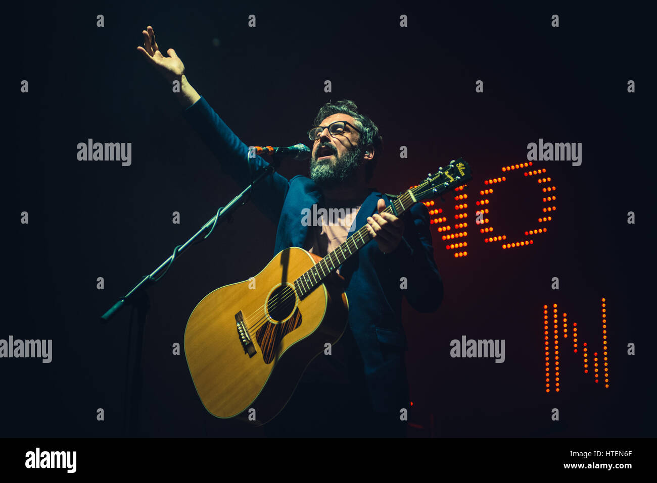 Venaria, Italia. 09Mar, 2017. Brunori Sas ( nome reale Dario Brunori ) performing live sul palcoscenico del Teatro della Concordia a Venaria per la sua 'a casa tutto bene' tour 2017 concerto. Credito: Alessandro Bosio/Pacific Press/Alamy Live News Foto Stock