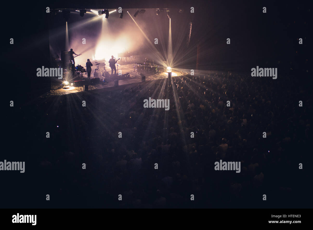 Venaria, Italia. 09Mar, 2017. Brunori Sas ( nome reale Dario Brunori ) performing live sul palcoscenico del Teatro della Concordia a Venaria per la sua 'a casa tutto bene' tour 2017 concerto. Credito: Alessandro Bosio/Pacific Press/Alamy Live News Foto Stock