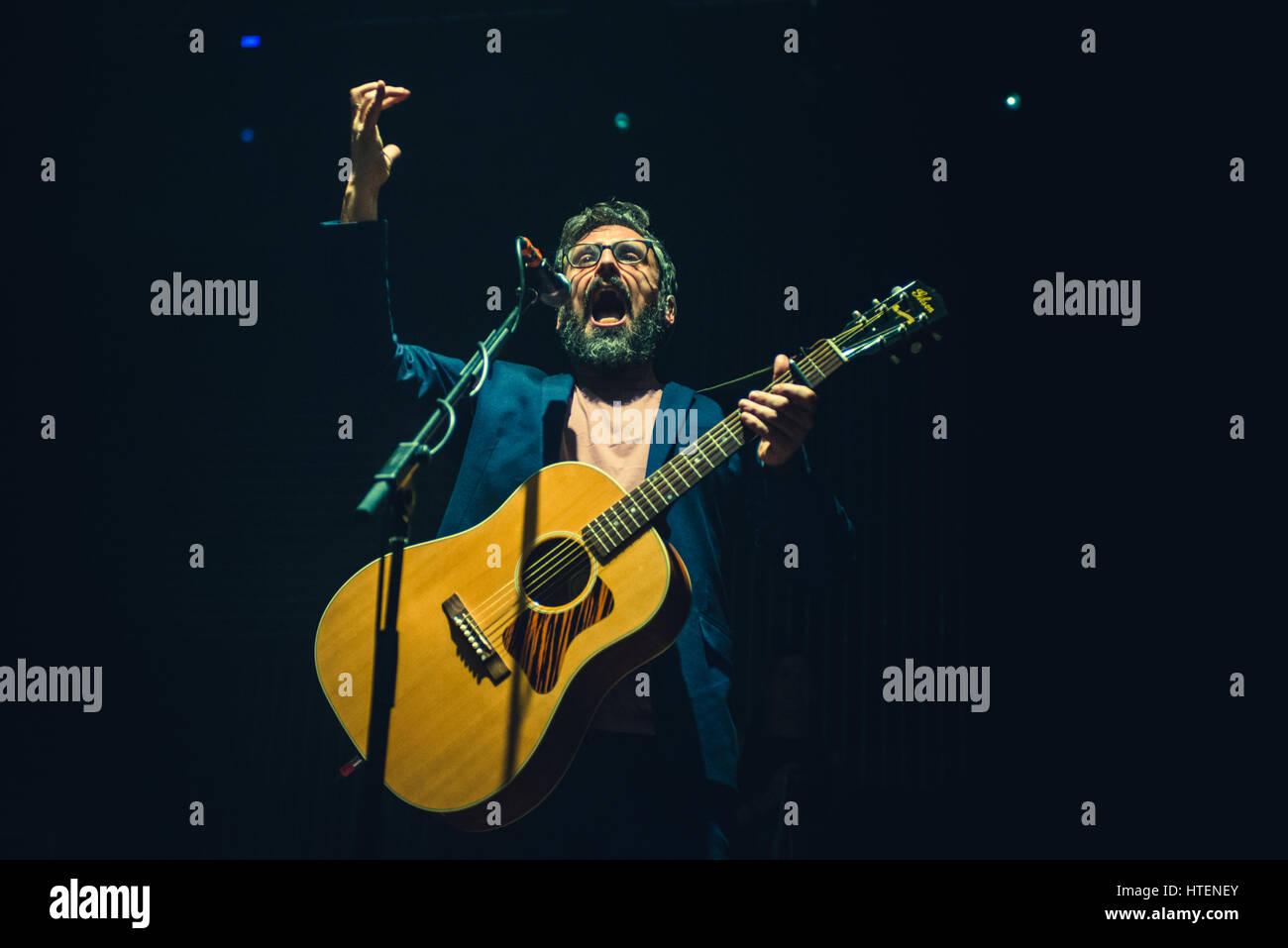 Venaria, Italia. 09Mar, 2017. Brunori Sas ( nome reale Dario Brunori ) performing live sul palcoscenico del Teatro della Concordia a Venaria per la sua 'a casa tutto bene' tour 2017 concerto. Credito: Alessandro Bosio/Pacific Press/Alamy Live News Foto Stock