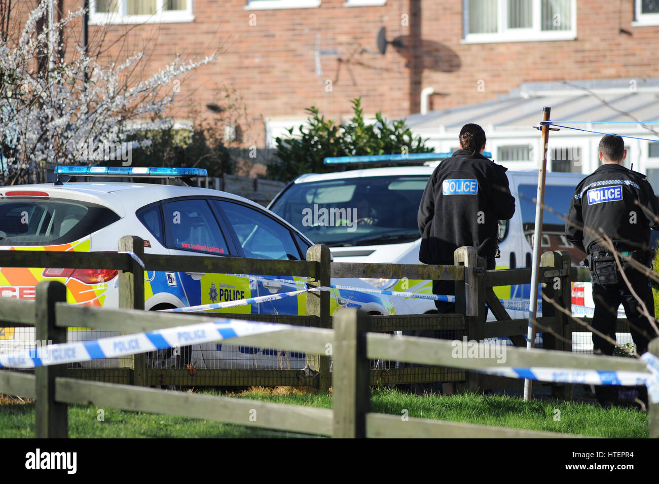 La polizia al di fuori del blocco posteriore di appartamenti su Wadworth Street, Denaby principali vicino a Doncaster, South Yorkshire dove 18-anno-vecchio teen ospite di Lewis è stato assassinato Foto Stock