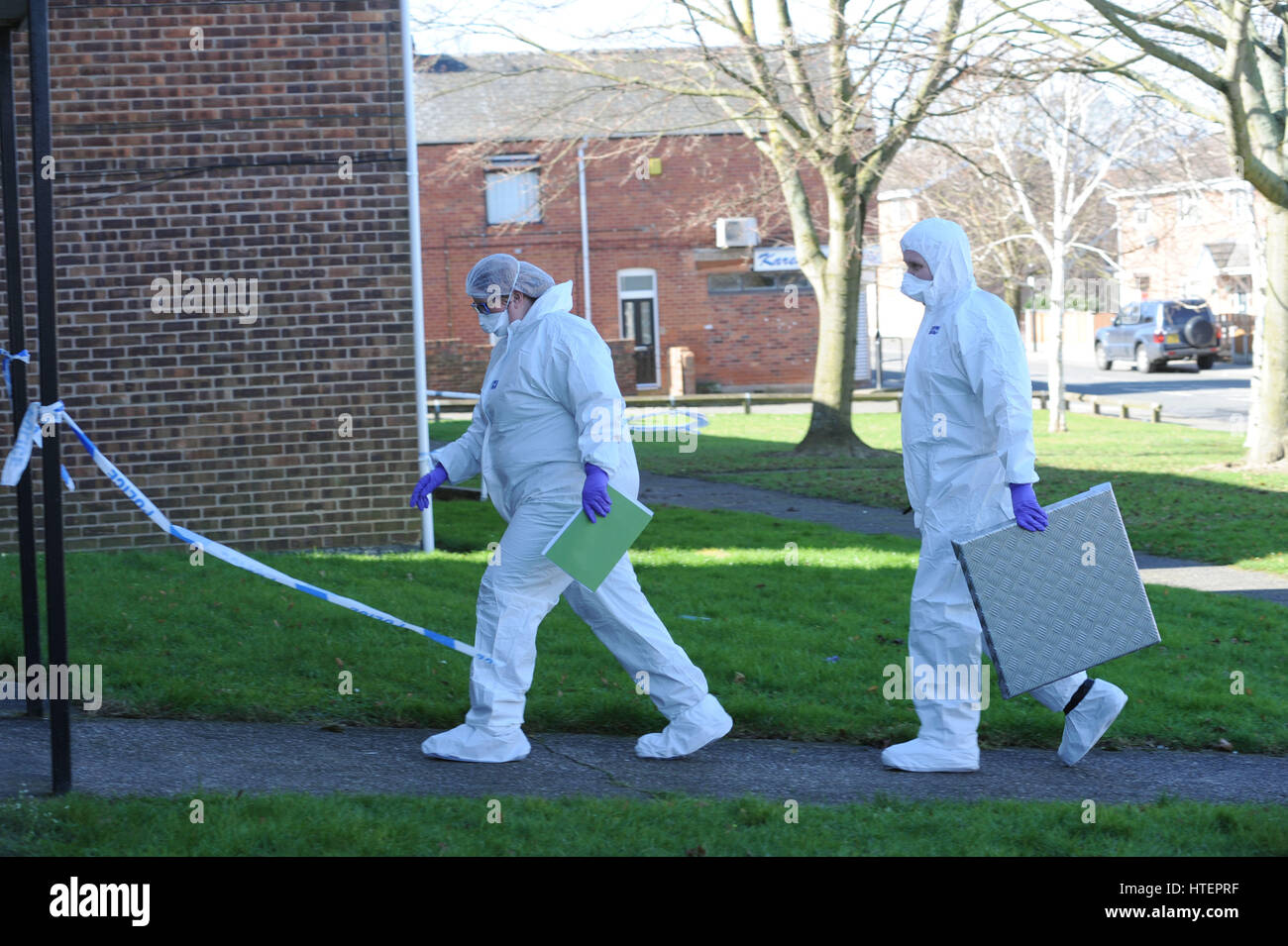 Crime Scene Investigation al di fuori del blocco anteriore di appartamenti su Wadworth Street, Denaby principali vicino a Doncaster, South Yorkshire dove 18-anno-vecchio teen Lewi Foto Stock