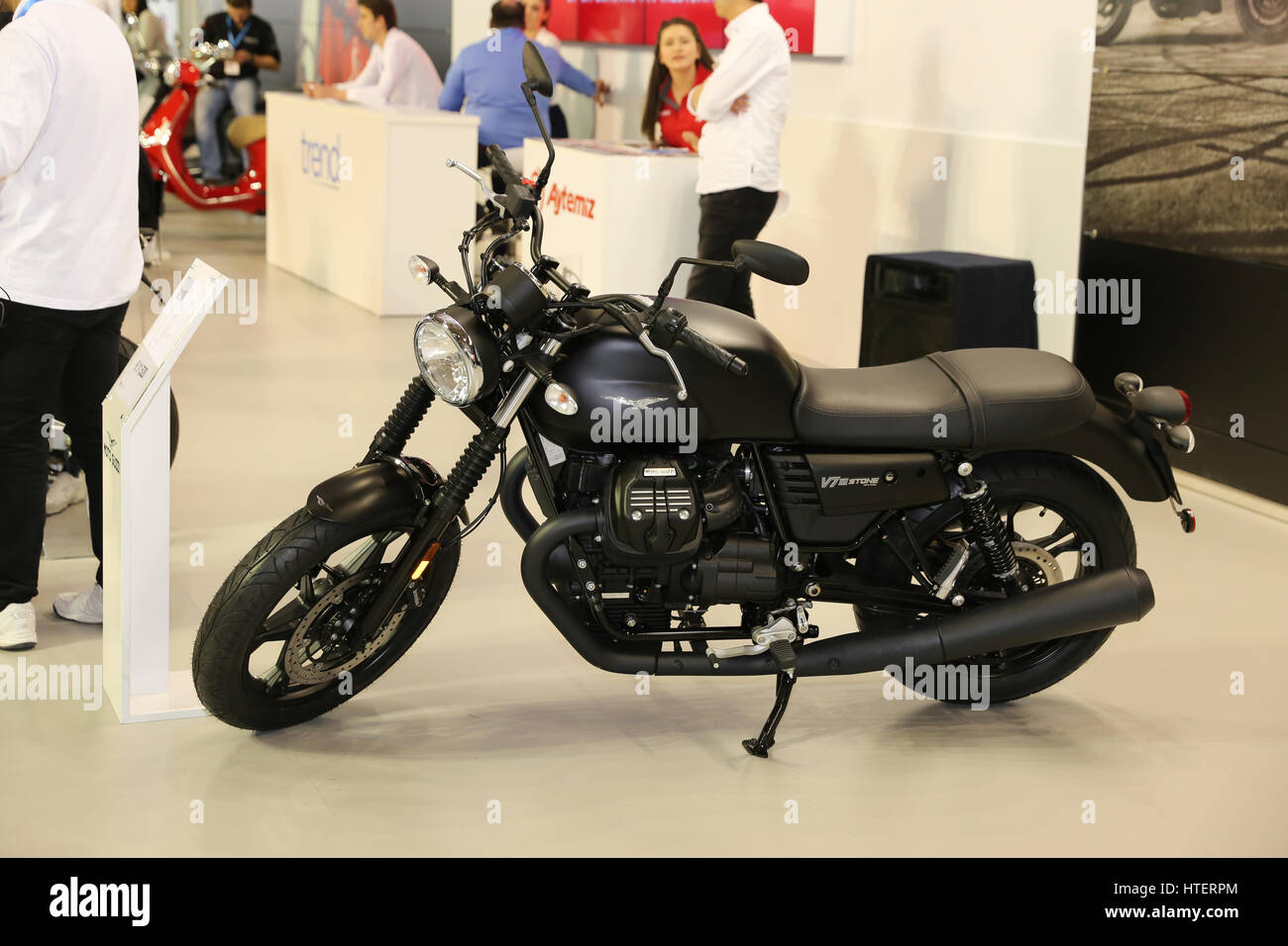 ISTANBUL, Turchia - 25 febbraio 2017: Moto Guzzi V7 III pietra sul display in Motobike Istanbul in Istanbul al centro esposizioni Foto Stock