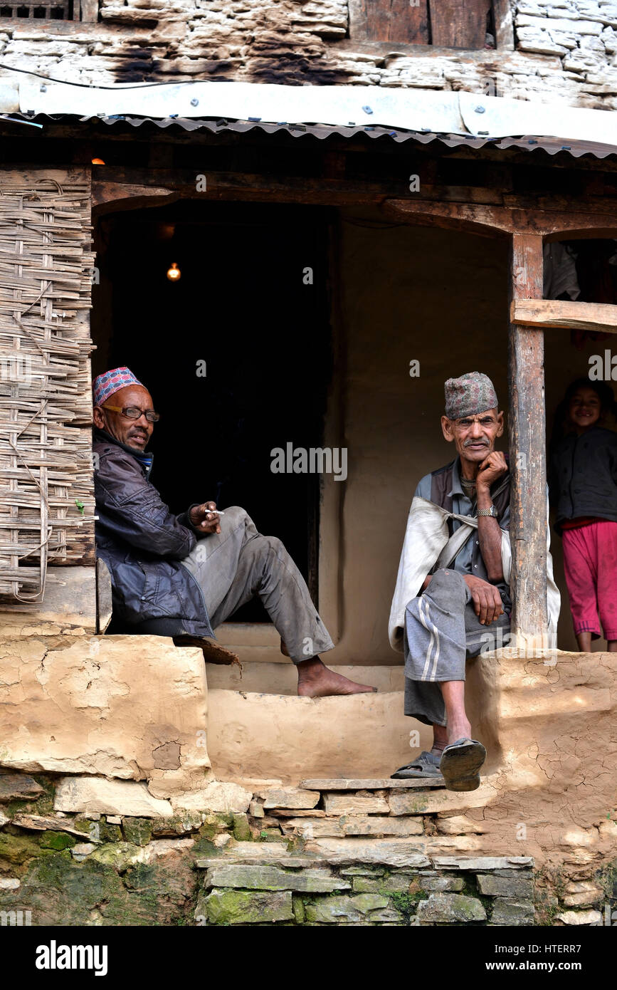 GHANDRUK - Ott 6: Ritratto con il vecchio Gurung Sherpa. Gurungs sono il più grande gruppo etnico in Himalaya e una parte di loro lavora come gli sherpa per cli Foto Stock