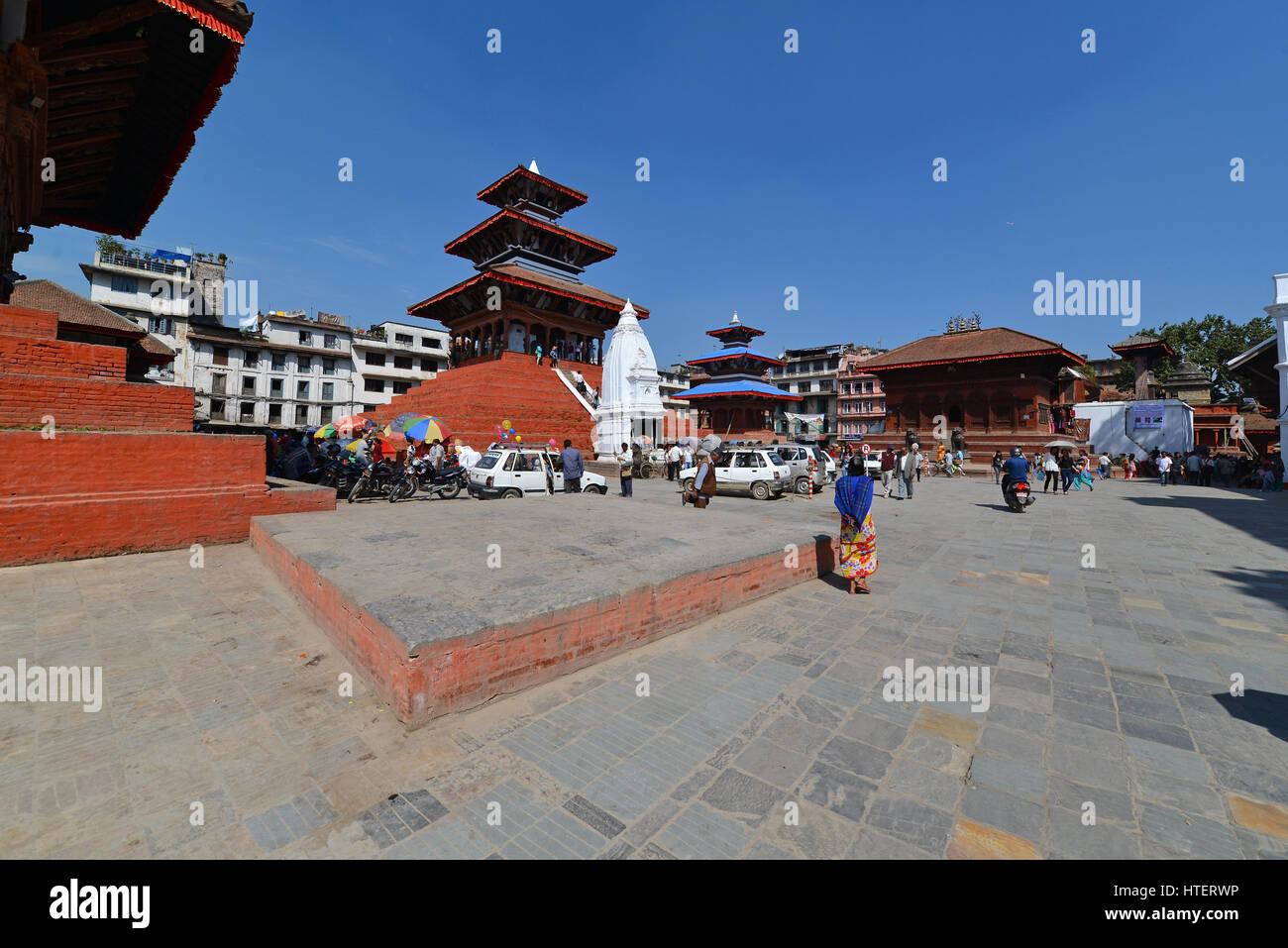 KATHMANDU, NEPAL- Ott 10: popolo nepalese di visitare la famosa Durbar Square di Kathmandu il 10 ottobre 2013 a Kathmandu, Nepal. Il Durbar Square è pa Foto Stock