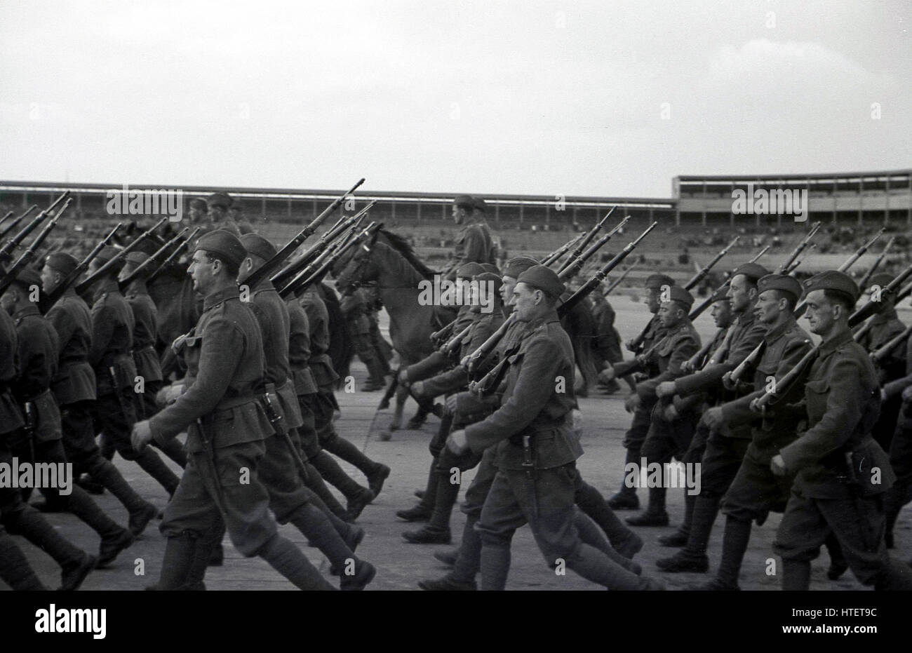 1938, storico enorme folla al giant Strahov Stadium guarda una performance di massa dai concorrenti nel Pan-Sokol Slet internazionale festival di Praga, Cecoslovacchia. Foto Stock