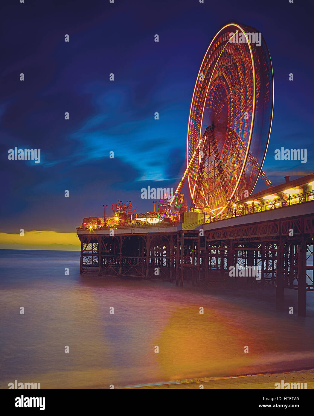 Esposizione lunga notte immagine della ruota panoramica sul molo a Blackpool Foto Stock