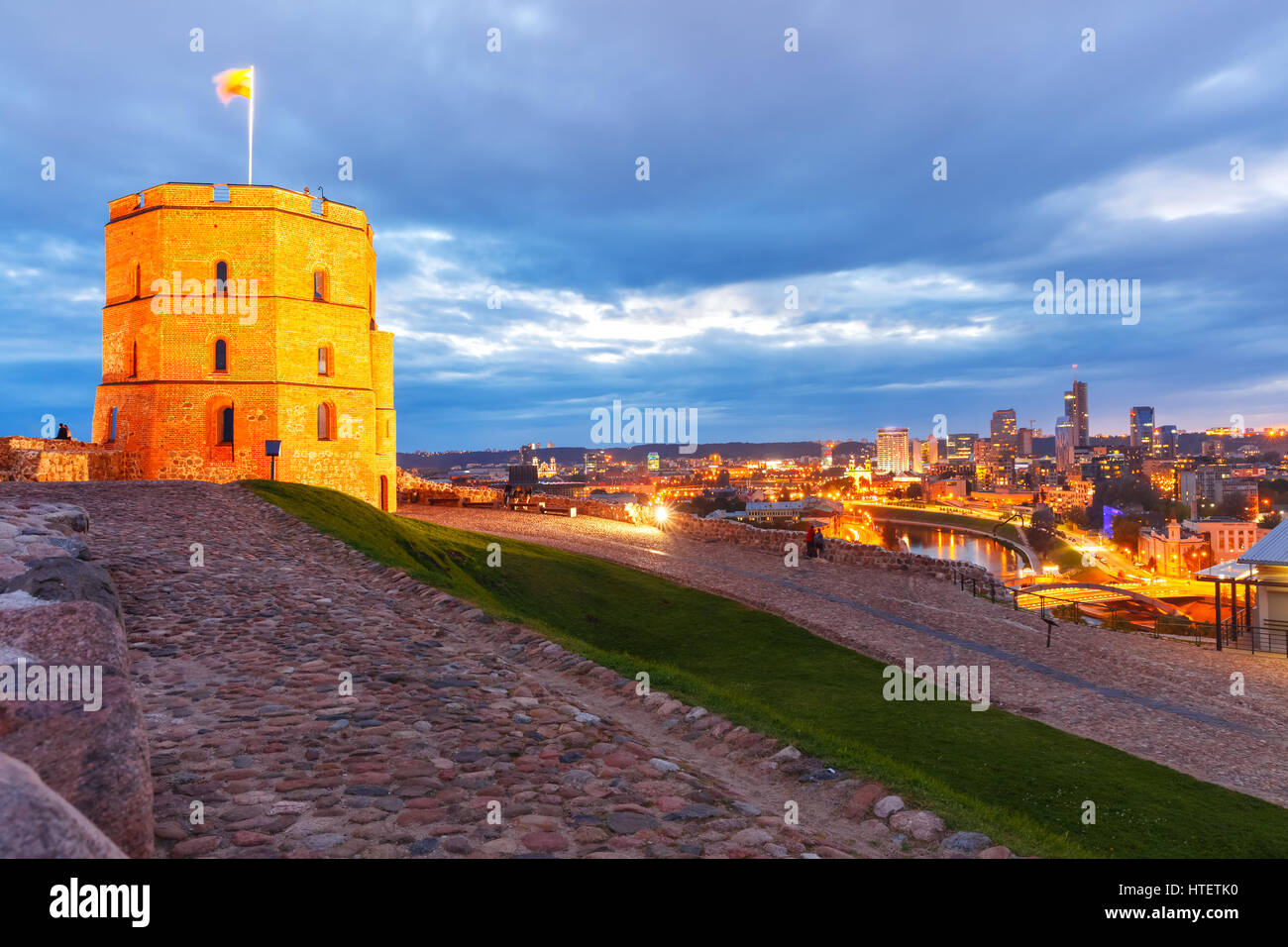 Paesaggio con torre di Gediminas e grattacieli del nuovo centro di Vilnius durante il blu crepuscolo ora, Vilnius, Lituania, Paesi Baltici. Foto Stock