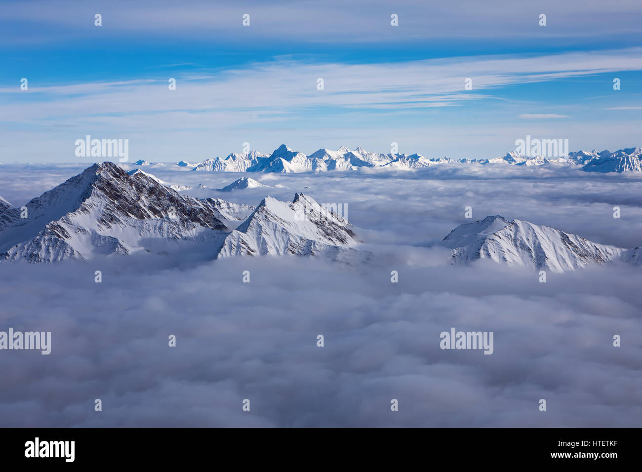 Vista al di sopra delle nuvole da Punta Helbronner, Mont Blanc, Italia Foto Stock