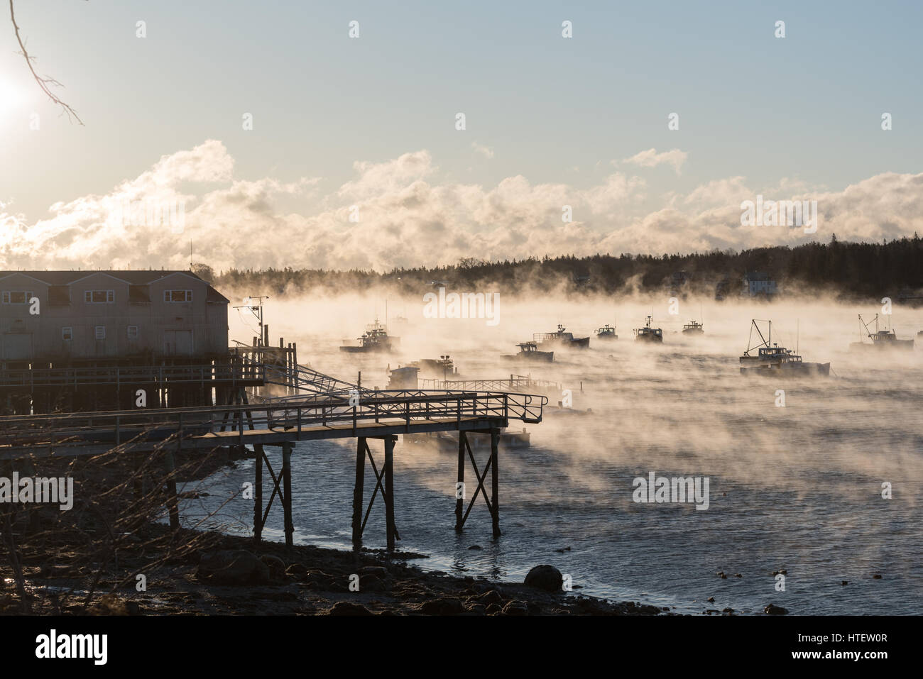 Il fumo del mare sorge dalla superficie e circonda l'aragosta barche con temperatura di meno 11 gradi F. Southwest Harbor, Parco Nazionale di Acadia, Maine. Foto Stock