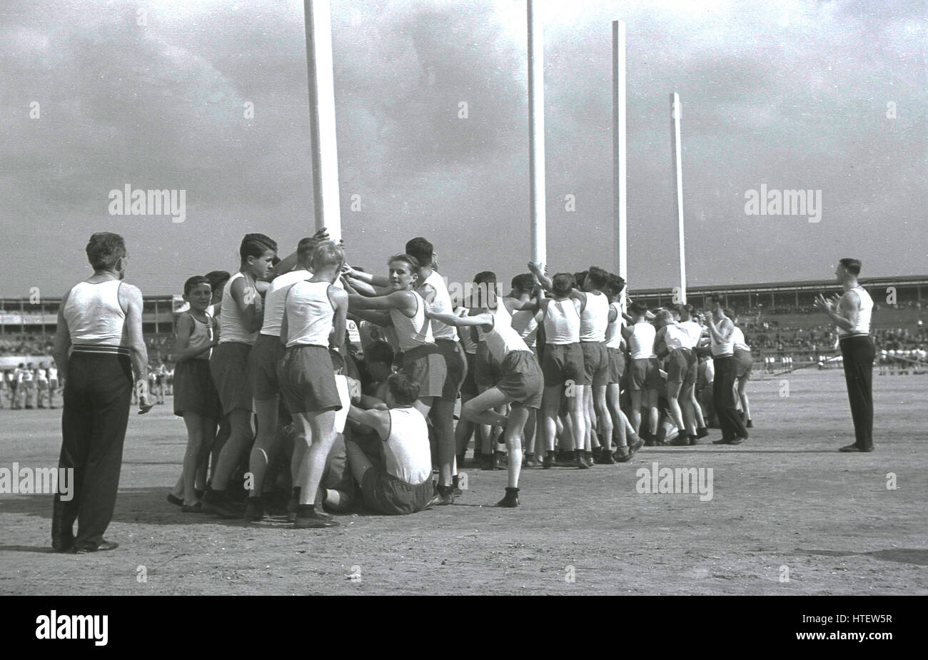 1938, storico enorme folla al giant Strahov Stadium guarda una performance di massa dai concorrenti nel Pan-Sokol Slet internazionale festival di Praga, Cecoslovacchia. Foto Stock