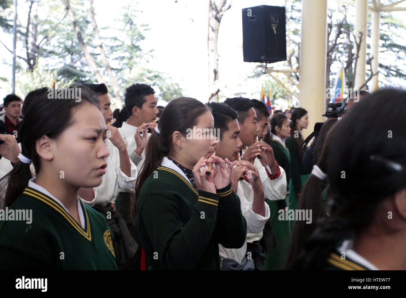 Mcleodganj, India. Il 9 marzo 2017. Gli studenti di canto TCV tibetana inno nazionale in occasione del 58o anniversario della Rivolta Nazionale Tibetana giorno a Tsugla Khang tempio, Mcleodganj, Dharamshala venerdì. Credito: PACIFIC PRESS/Alamy Live News Foto Stock