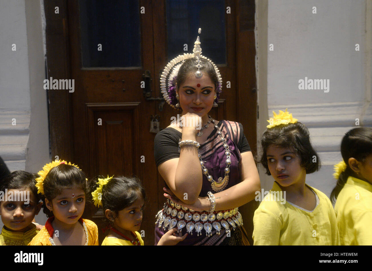 Kolkata, India. Decimo Mar, 2017. Diksha Manjari ballare durante le prestazioni. Dona Ganguly balli di gruppo Diksha Manjari esegue a ?Vasant Utsav ?organizzato dal Museo Indiano e Associazione del Turismo avanti di Holi festival in Kolkata. Credito: Saikat Paolo/Pacific Press/Alamy Live News Foto Stock