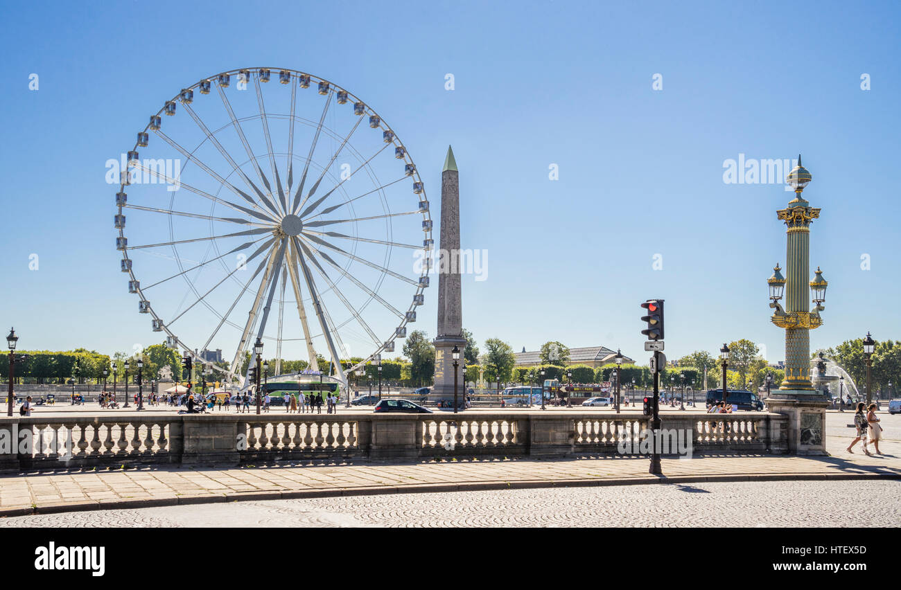 Francia, Parigi, Place de la Concorde, Grand giostra ruota Feries e l'obelisco di Luxor Foto Stock