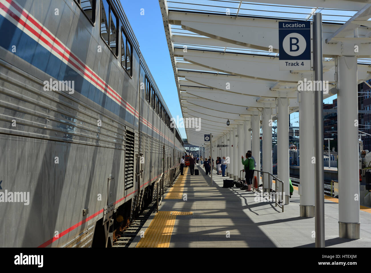Westbound Amtrak California Zephyr prende servizio sui passeggeri alla stazione Union, Denver, Colorado, Stati Uniti d'America su un giugno mattina. Foto Stock