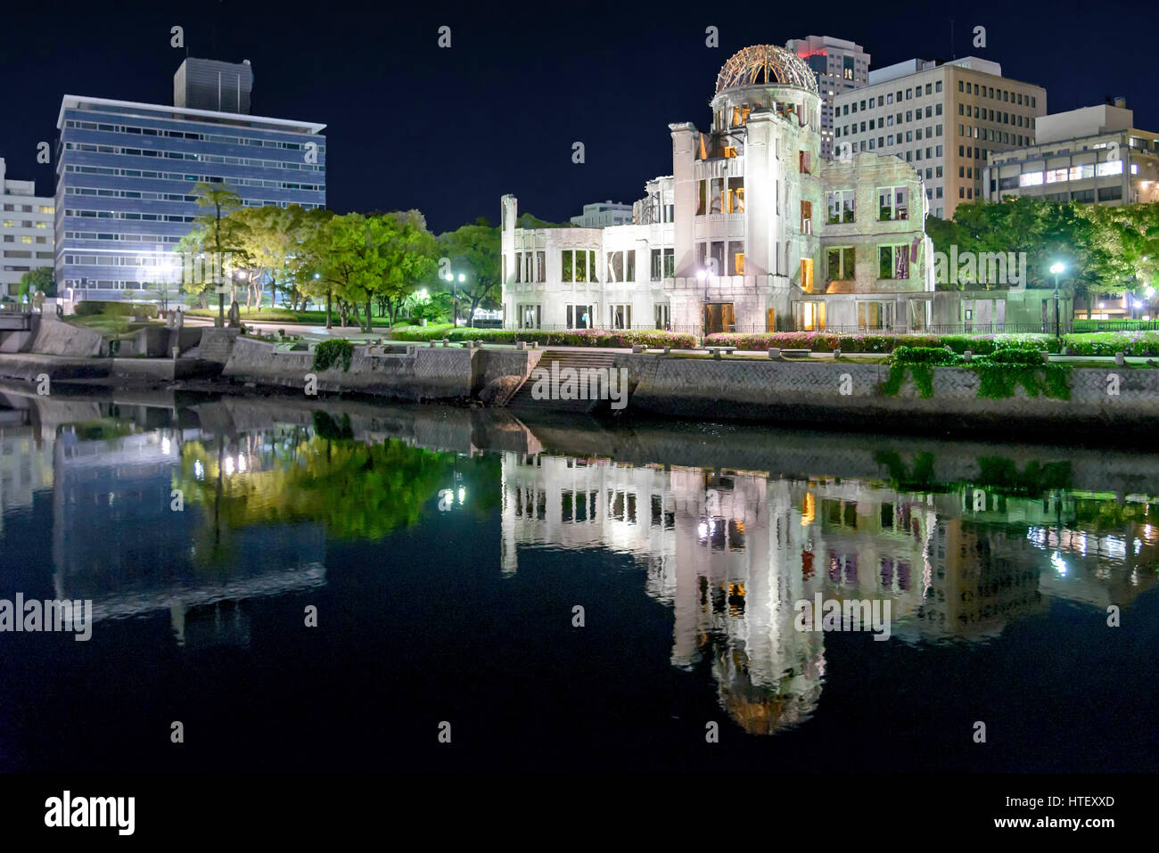 Hiroshima, Giappone - 26 Aprile 2014: vista notturna di Hiroshima Peace Memorial. La rovina serve come un memoriale per le persone che sono state uccise nel bombardamento Foto Stock