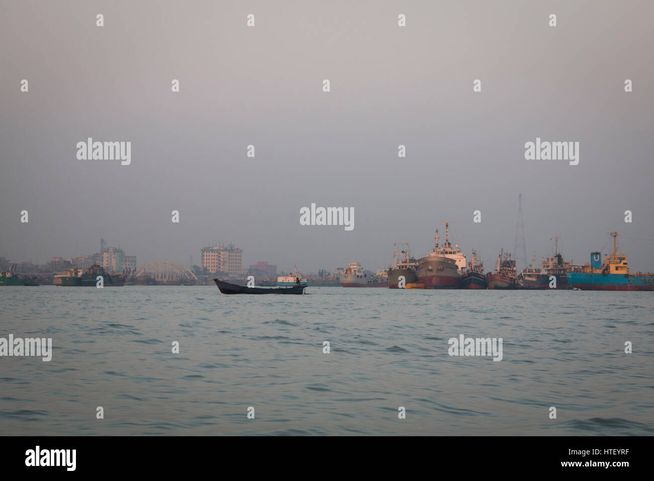 Tramonto al porto con molte barche nel centro di Chittagong in Bangladesh Foto Stock