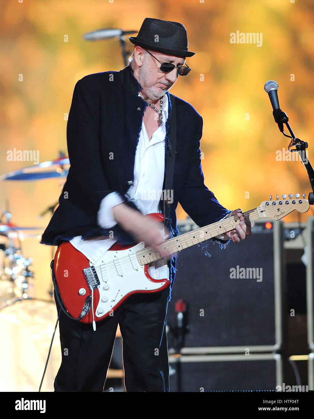 Pete Townsend di chi compie durante il Halftime spettacolo al Sunlife stadium per il Super Bowl XLIV il 7 febbraio 2010 a Miami in Florida Foto Stock