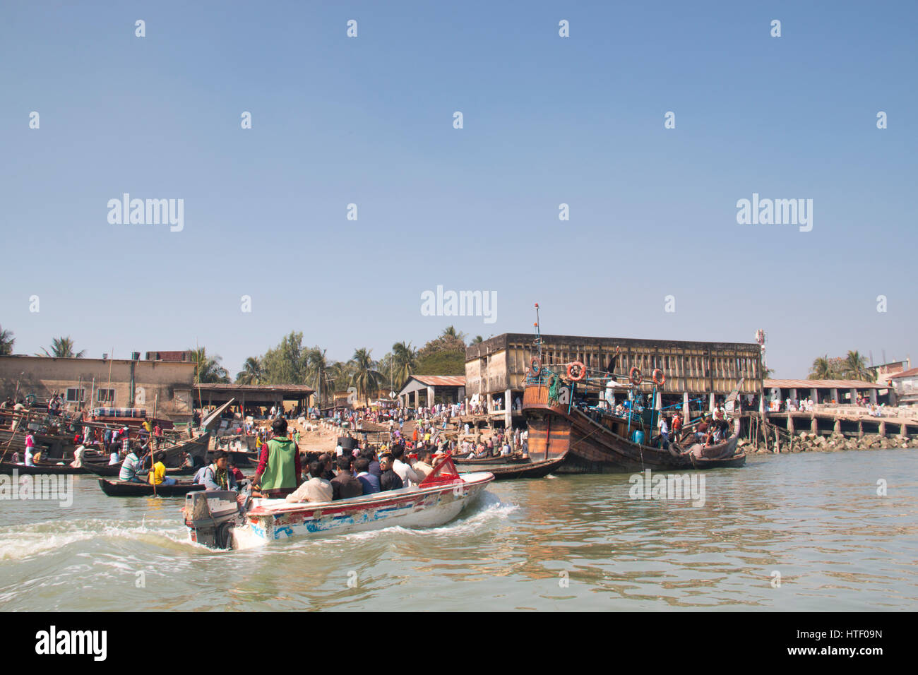 COX'S BAZAR, BANGLADESH - Febbraio 2017: Il porto per le barche in Cox bazar in Bangladesh Foto Stock