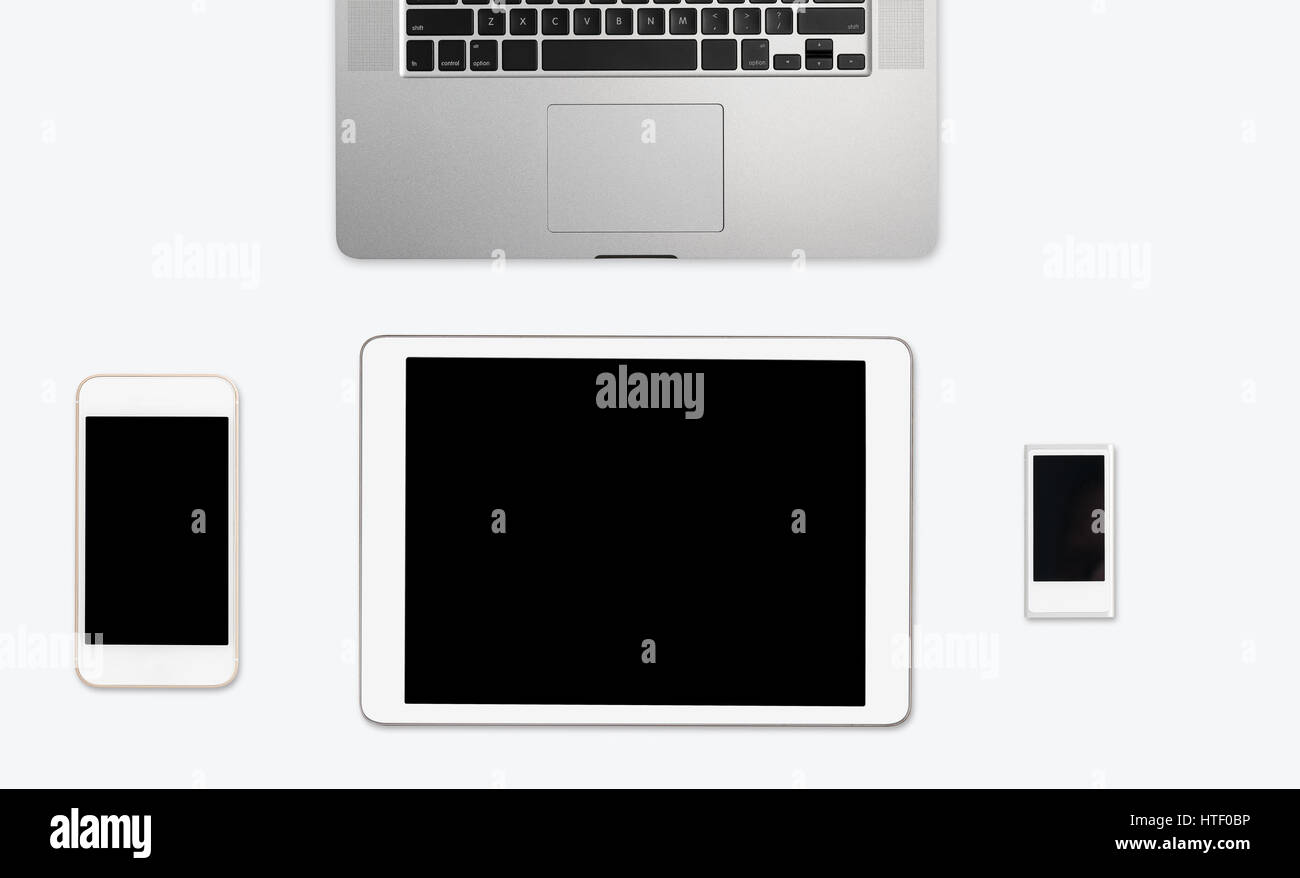 Le moderne apparecchiature di calcolo di smartphone, tablet, lettore musicale portatile e disposti su semplici desktop bianco con spazio di copia Foto Stock