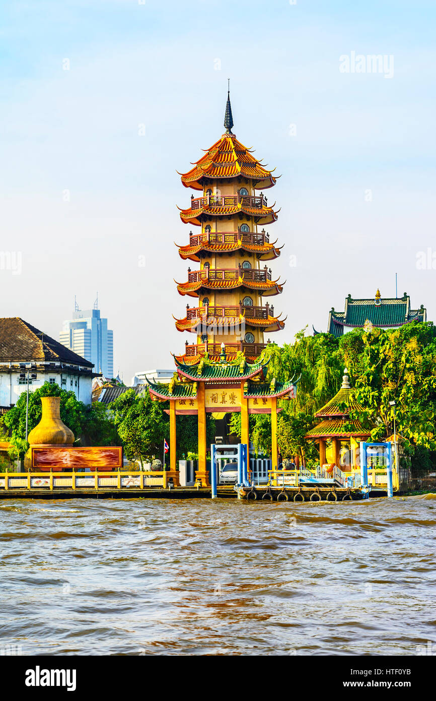 Stile cinese Chee mento Khor pagoda presso il Fiume Chao Praya river side in Thonburi, Bangkok Foto Stock